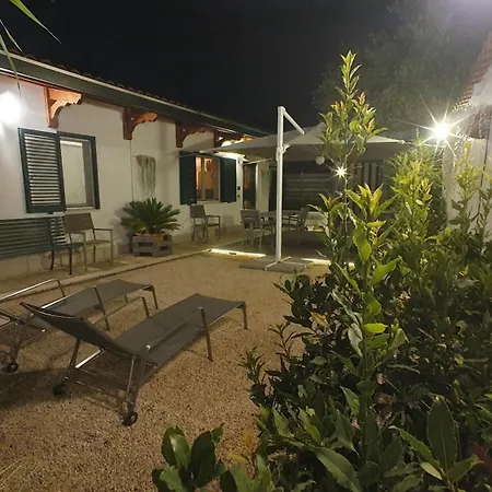 Apartment Lilli Urban Garden - Private Garden And Reserved Free Parking In Detached House Surrounded By The Greenery Of *