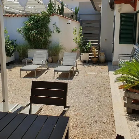 Apartment Lilli Urban Garden - Private Garden And Reserved Free Parking In Detached House Surrounded By The Greenery Of